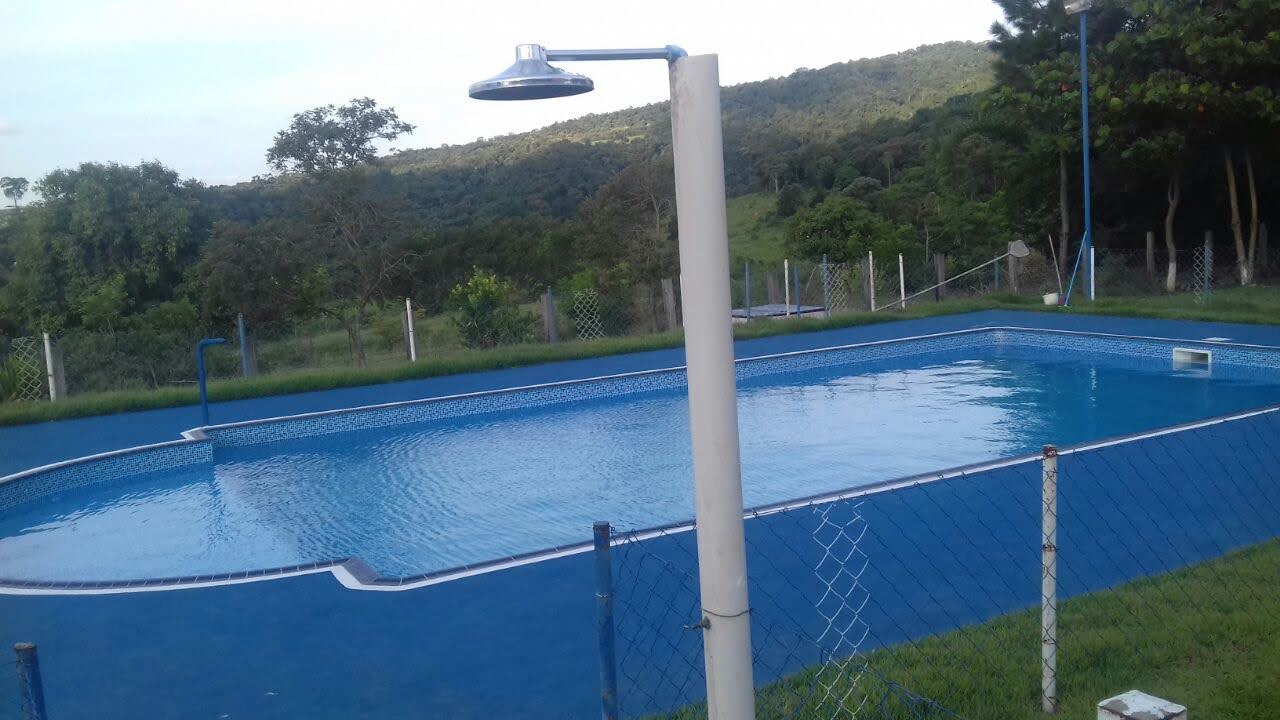 Piscina do Espaço Campestre Wannel com vista para as montanhas